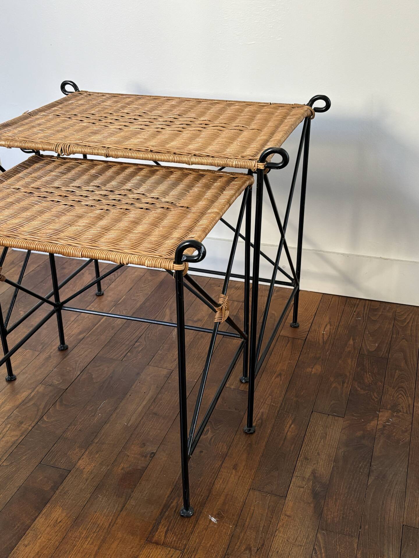 Tables d’appoint en fer forgé et rotin tressé