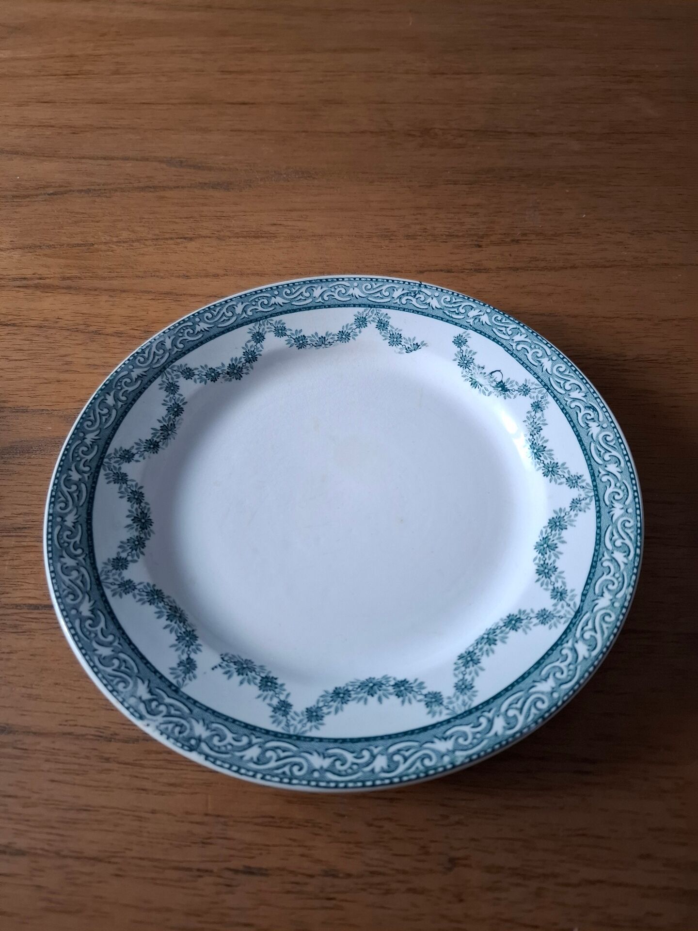Set of 3 flat plates made of ironstone.