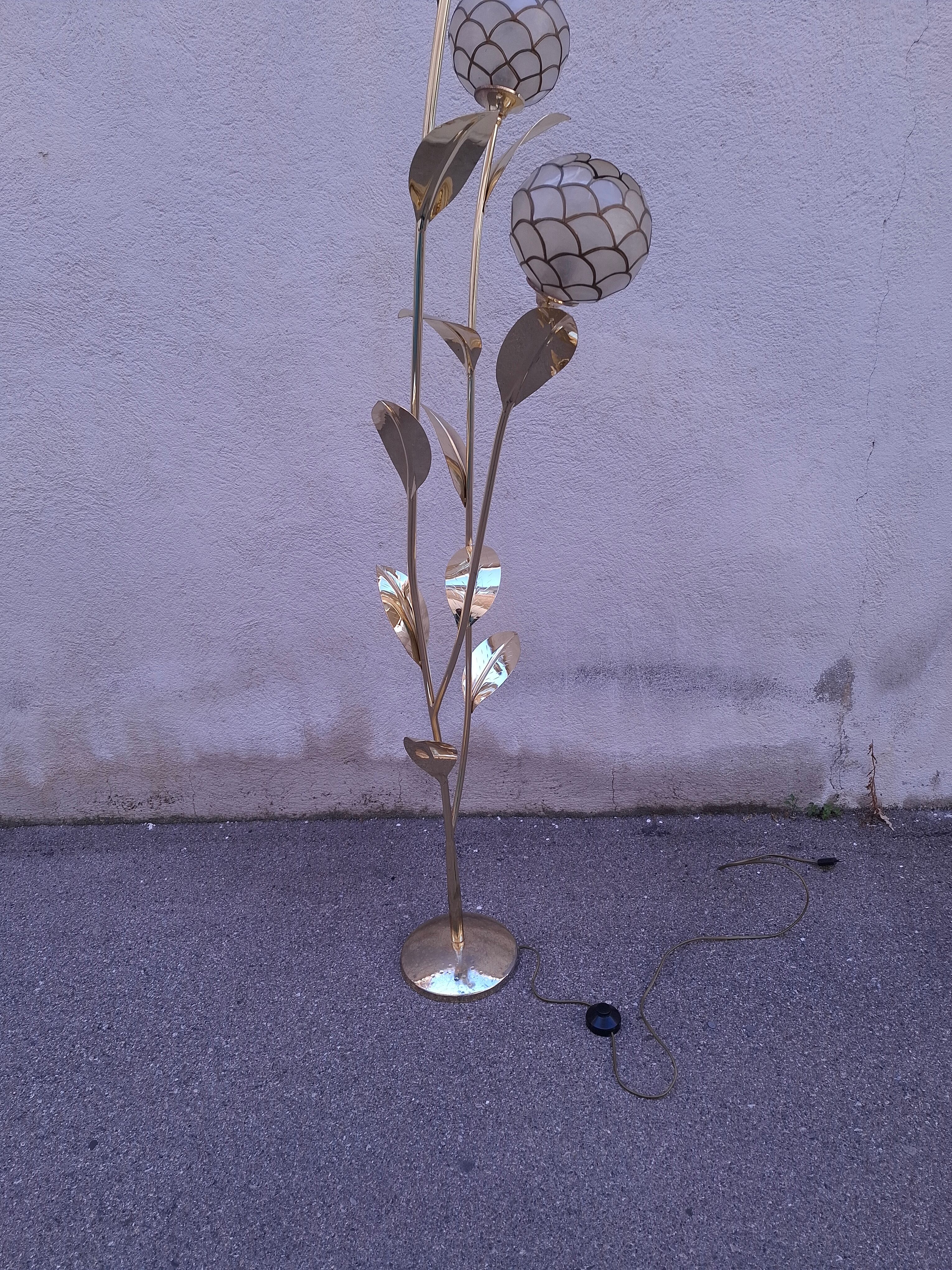 Floral floor lamp in pearlescent Capiz, 1970s.