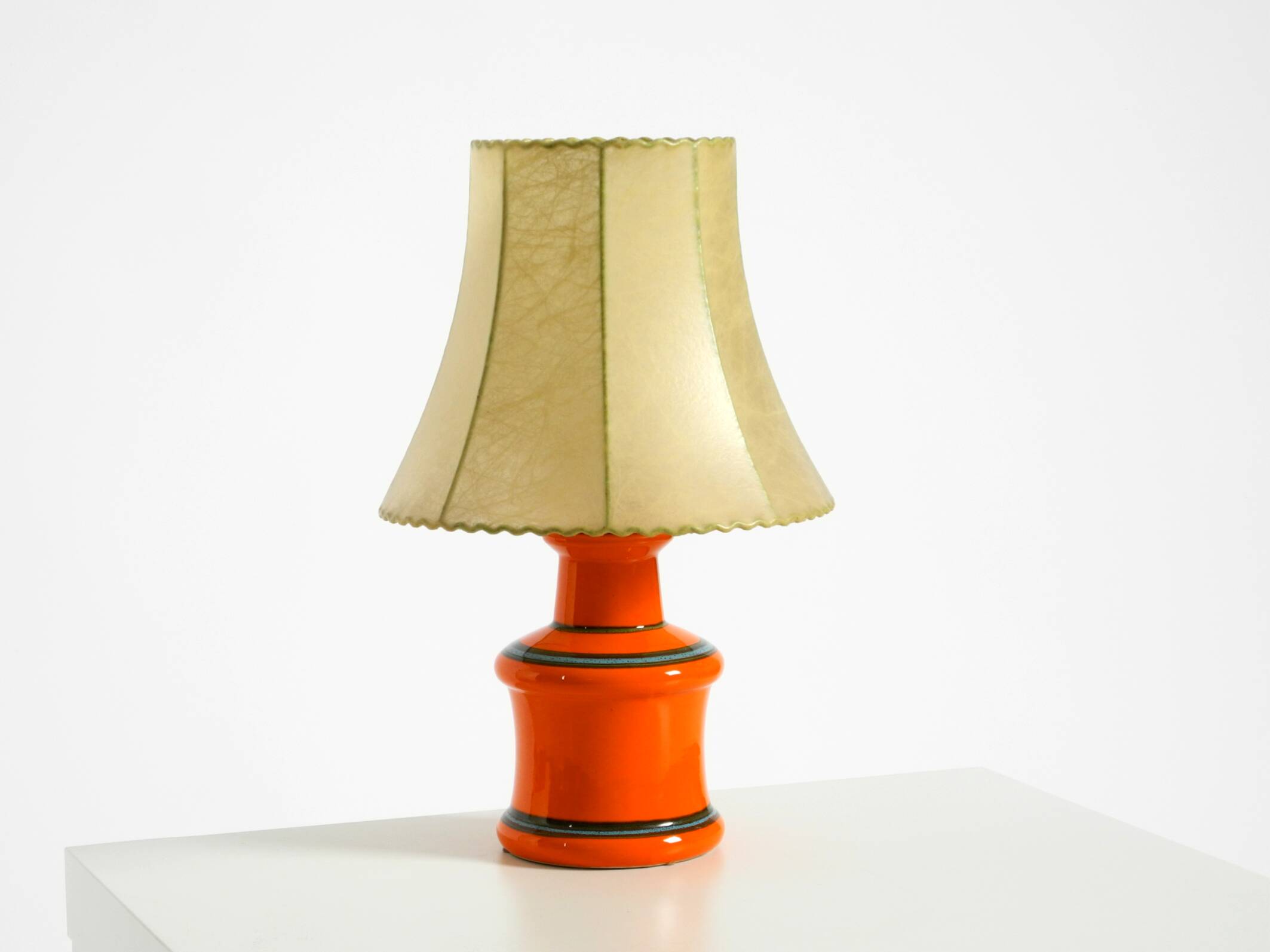 Beautiful 1960s orange ceramic table lamp with Cocoon shade | Made in Italy