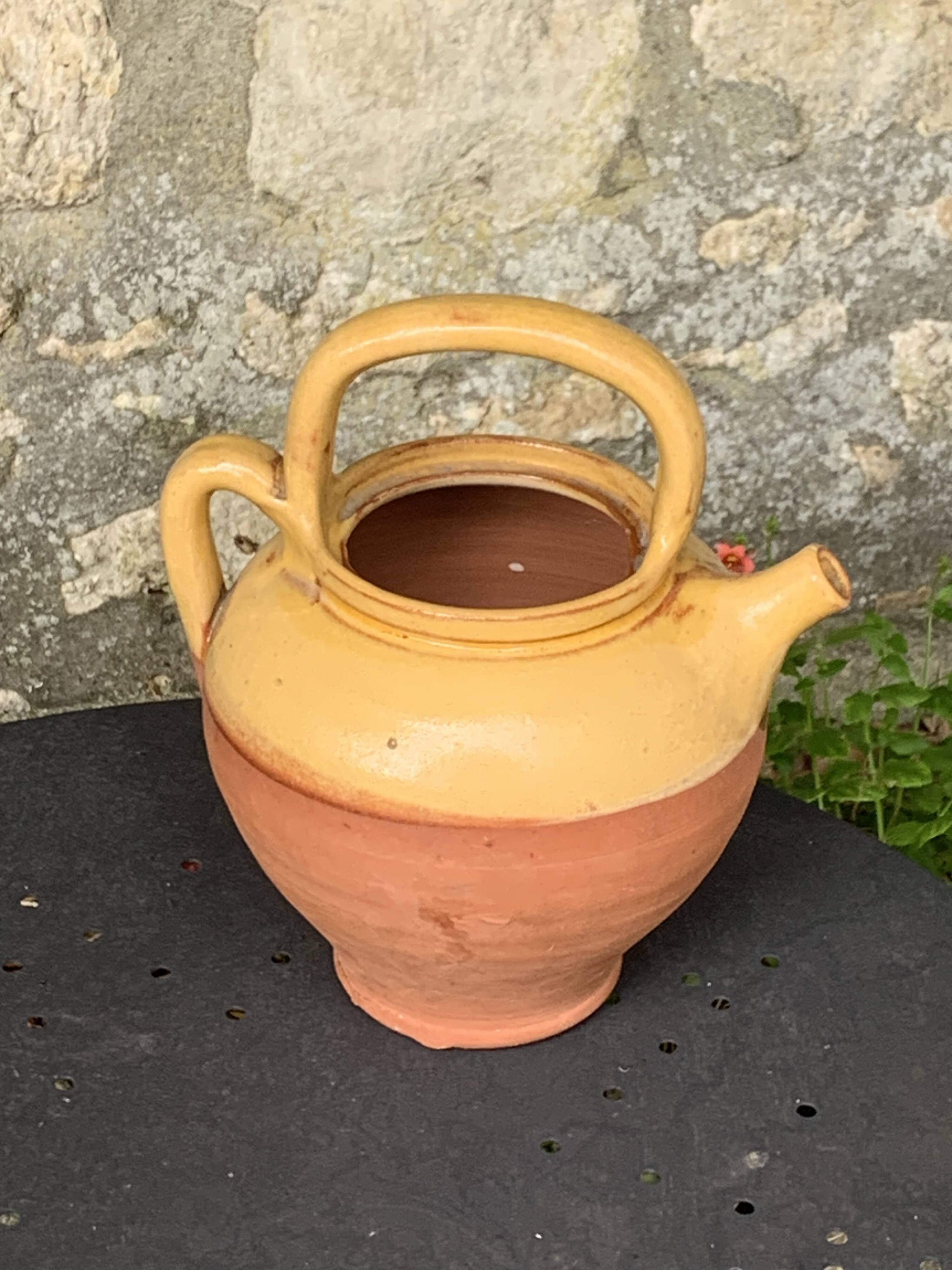 Gargoulette, cruche provençale en poterie artisanale et émaillée jaune