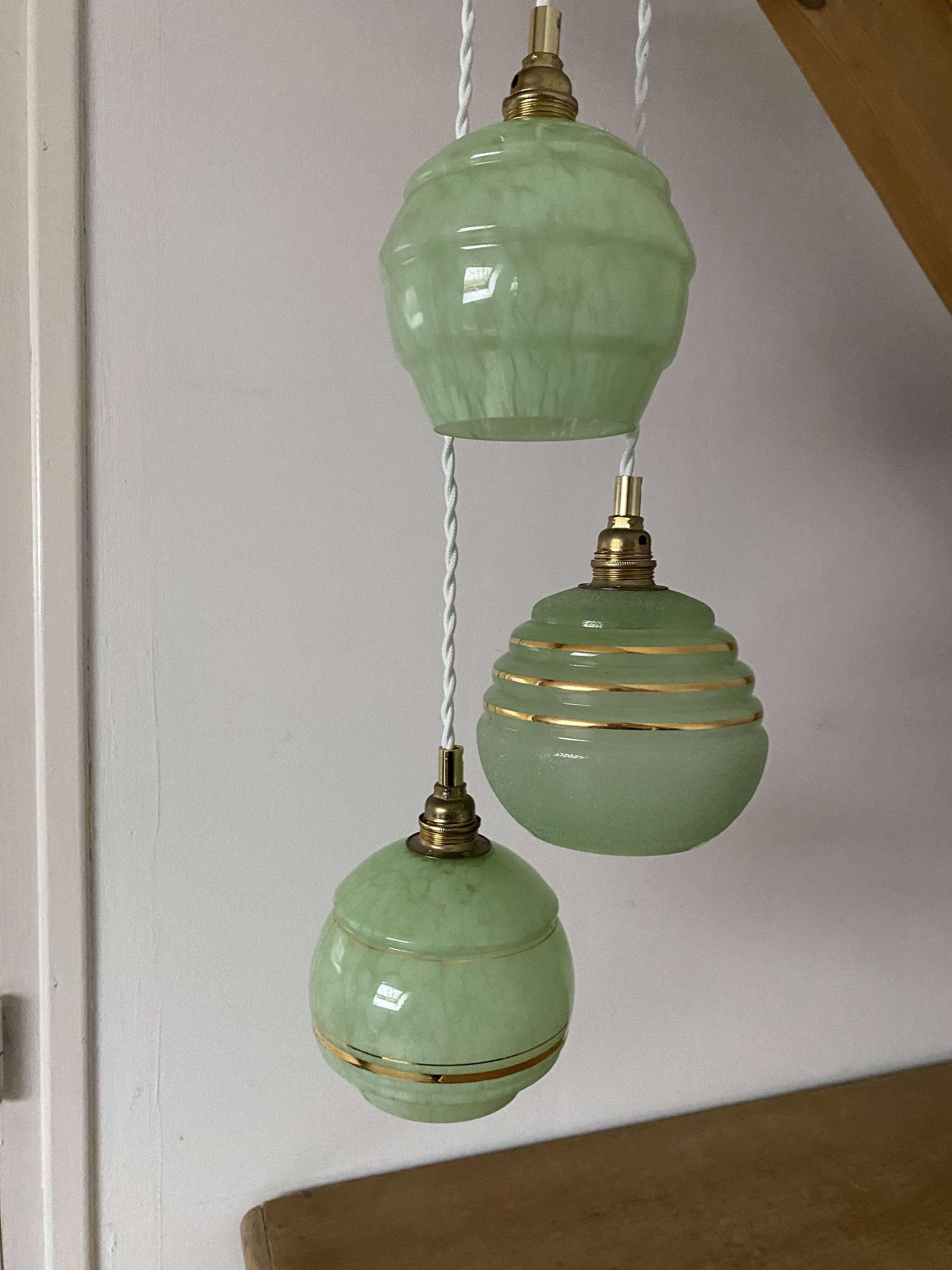 Suspension triple globes vintage art déco en verre vert et doré