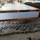 Table basse bois laqué blanc, laiton doré