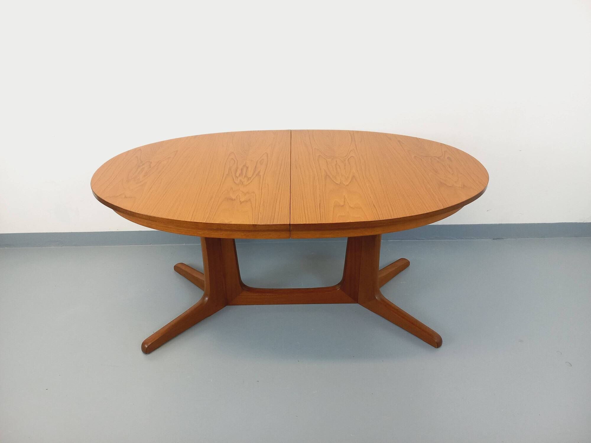 Vintage oval dining table Baumann from the 60s and 70s in teak with extension.
