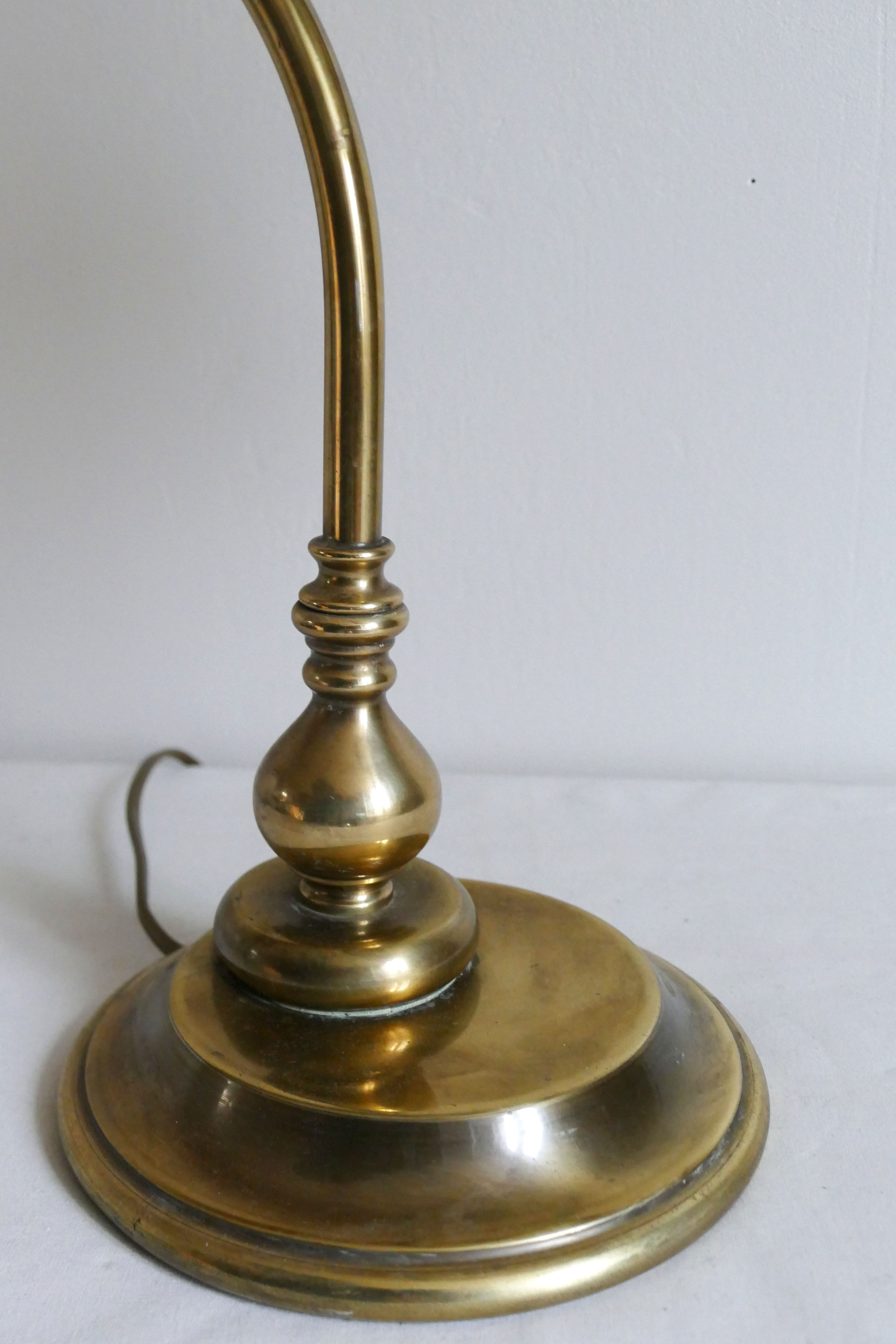 Lampe vintage en laiton et son abat jour en pâte de verre aux motifs de fleurs