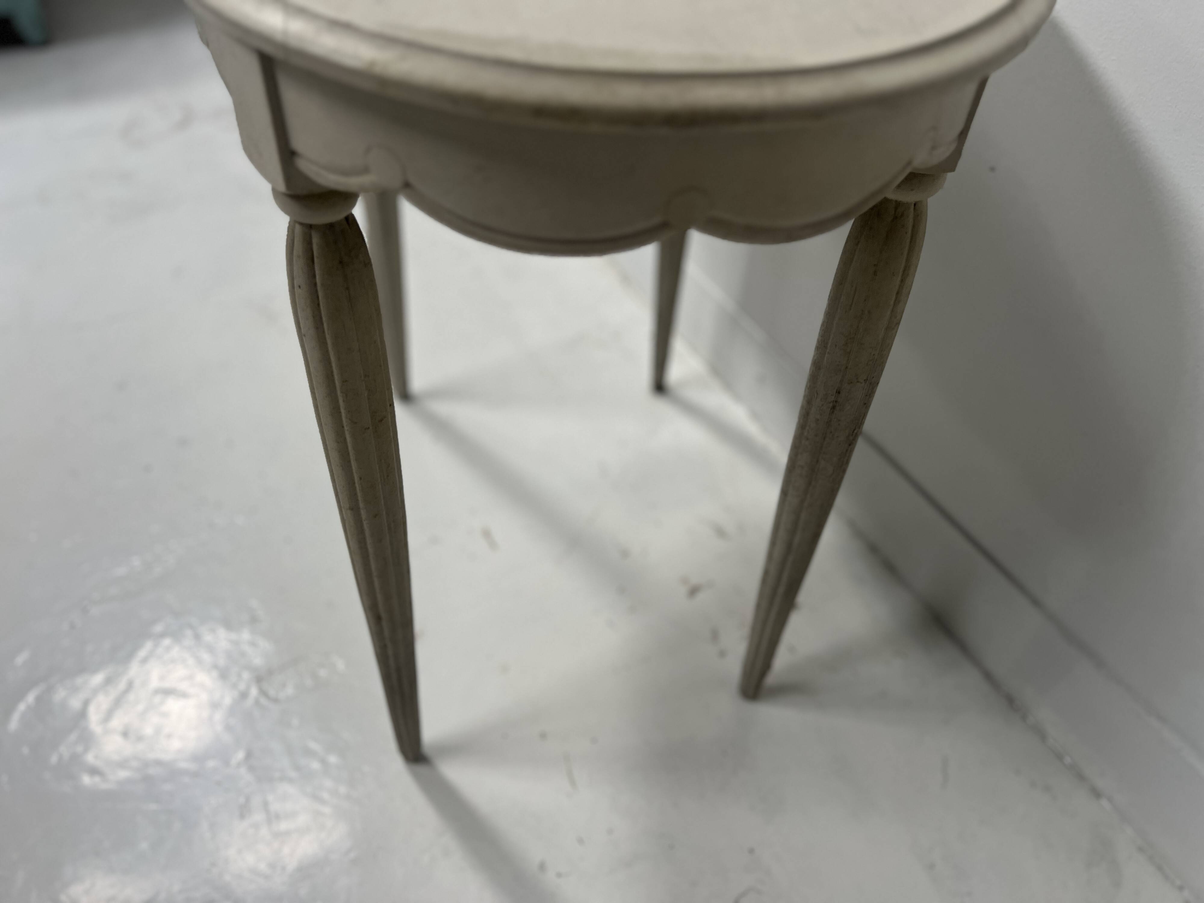 Art Deco style guéridon in patinated beech, 20th century.