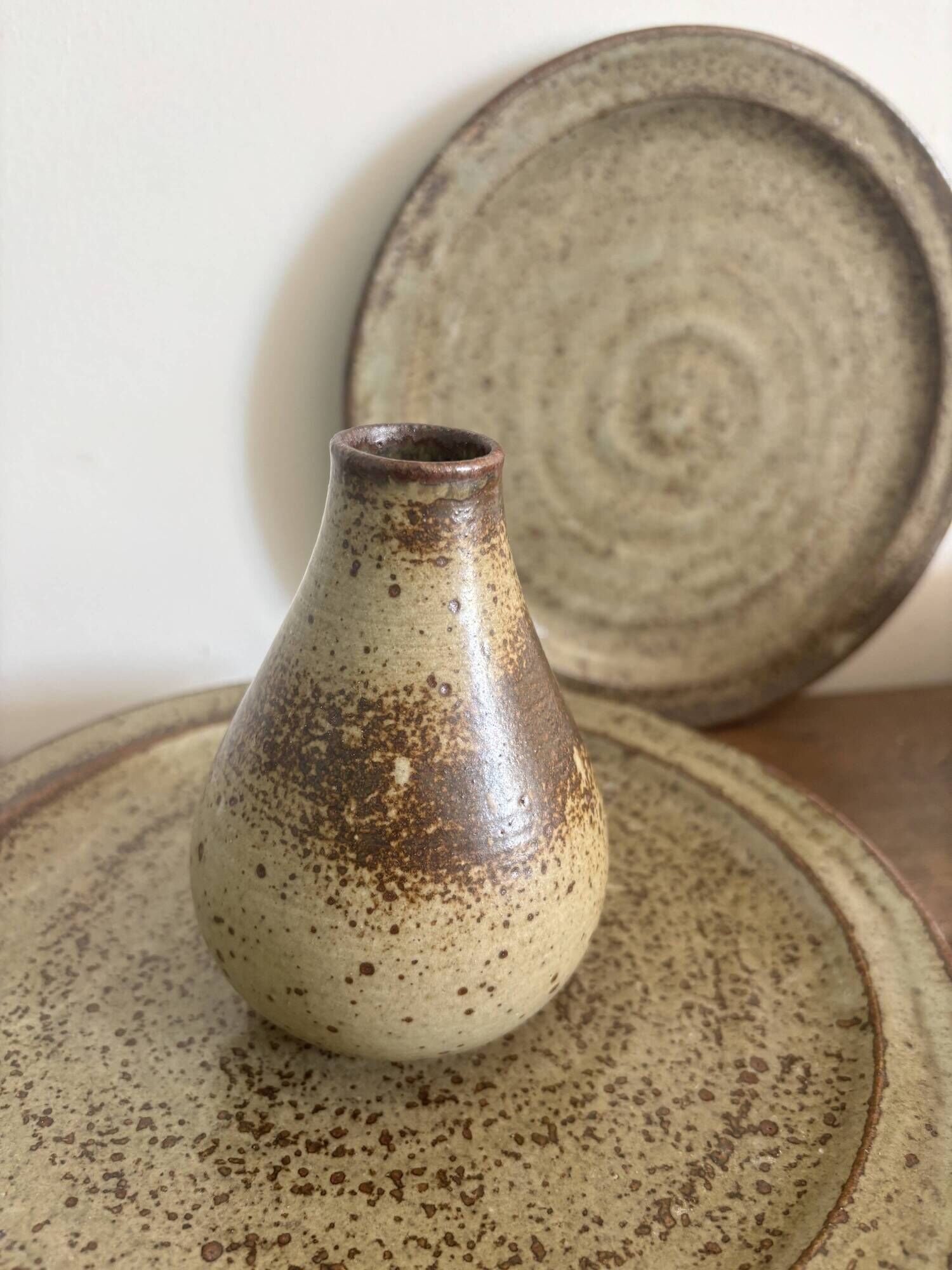 Ensemble de 9 pièces en grès LE CEP – assiettes, coupe, vase et bol
