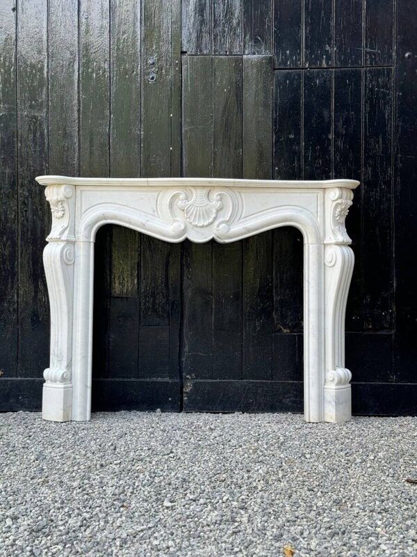 Cheminée en marbre blanc de carrare de style louis xv vers 1980
