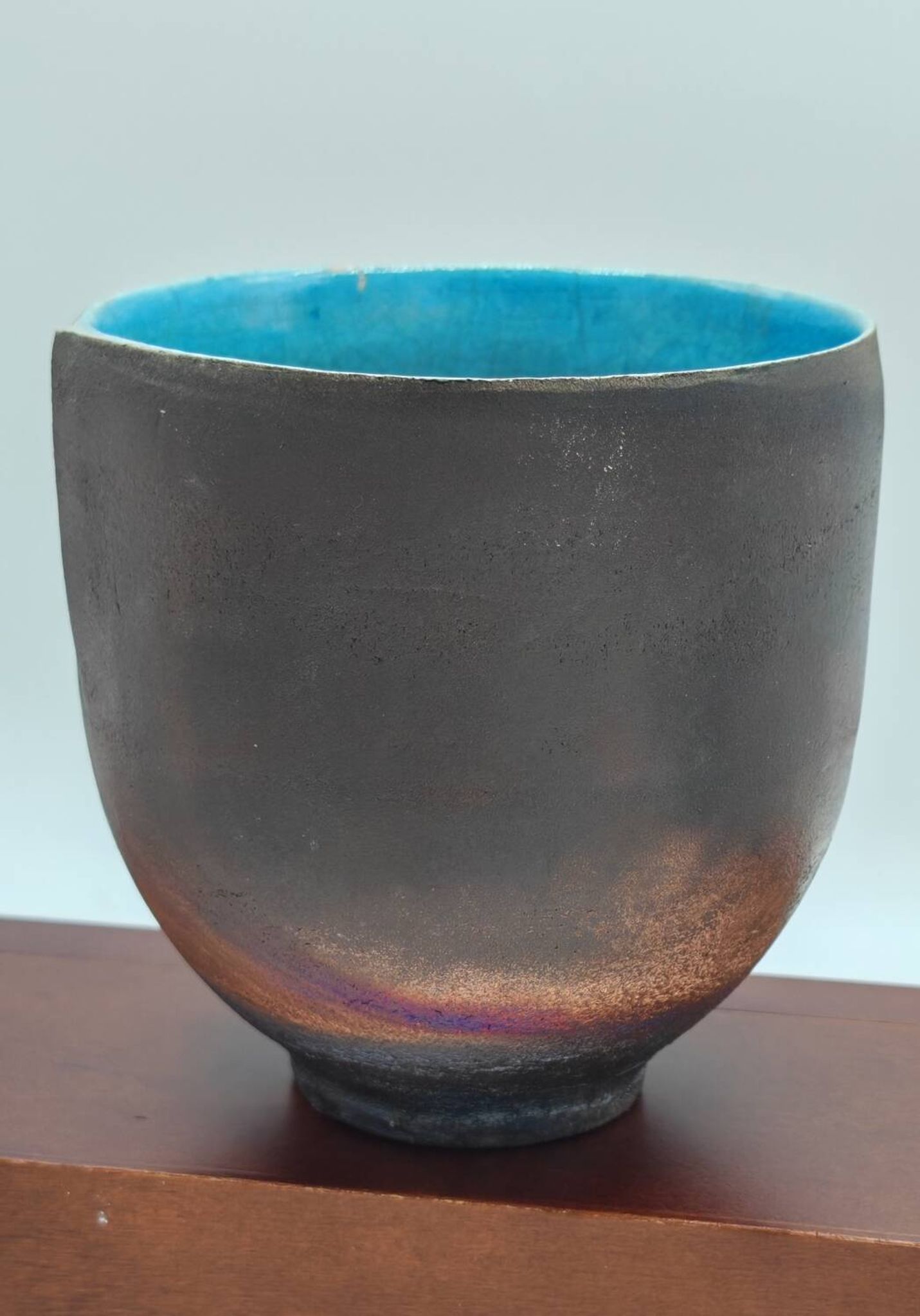 Grand bol en raku aux irisations métalliques