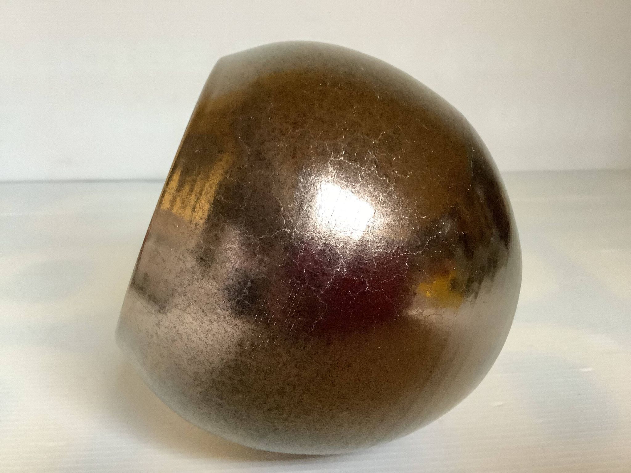 Small round vase, cracked golden ceramic.