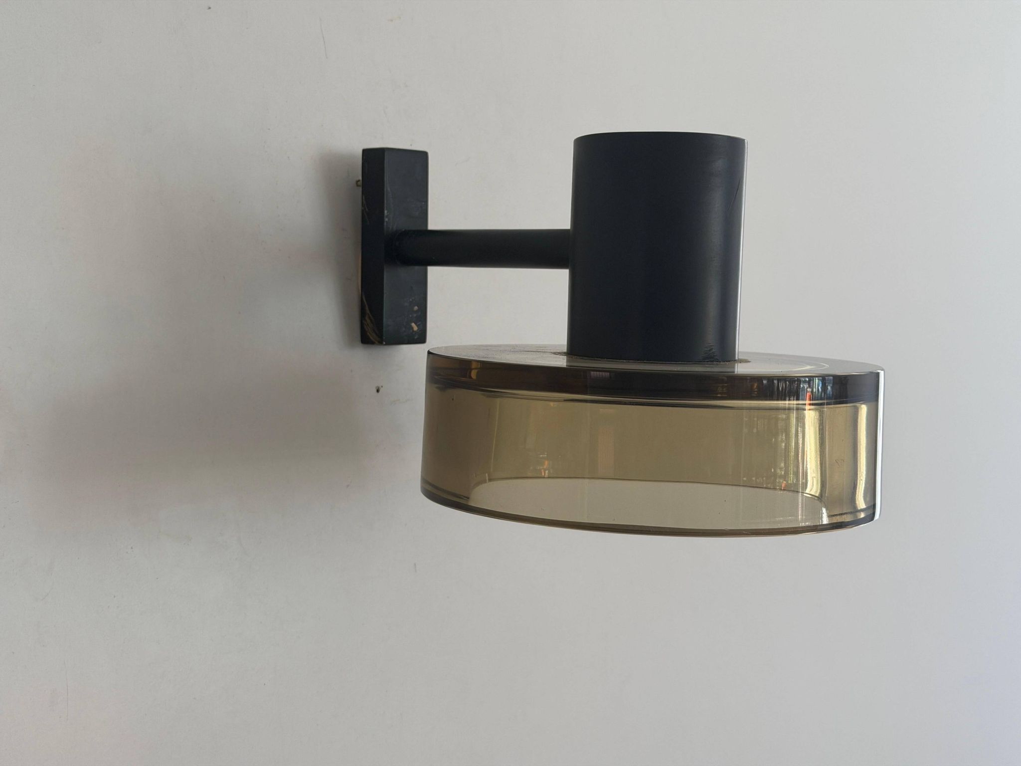Simple wall light in glass and yellow-brown metal by Seguso, 1950s, Italy.