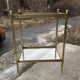 Table d'appoint deux niveaux Hollywood Regency en laiton doré et plateau verre transparent 1960s
