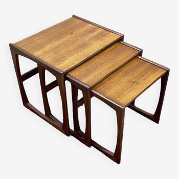 Suite de 3 tables gigognes en teck de la marque GPlan des années 1970 - Série D