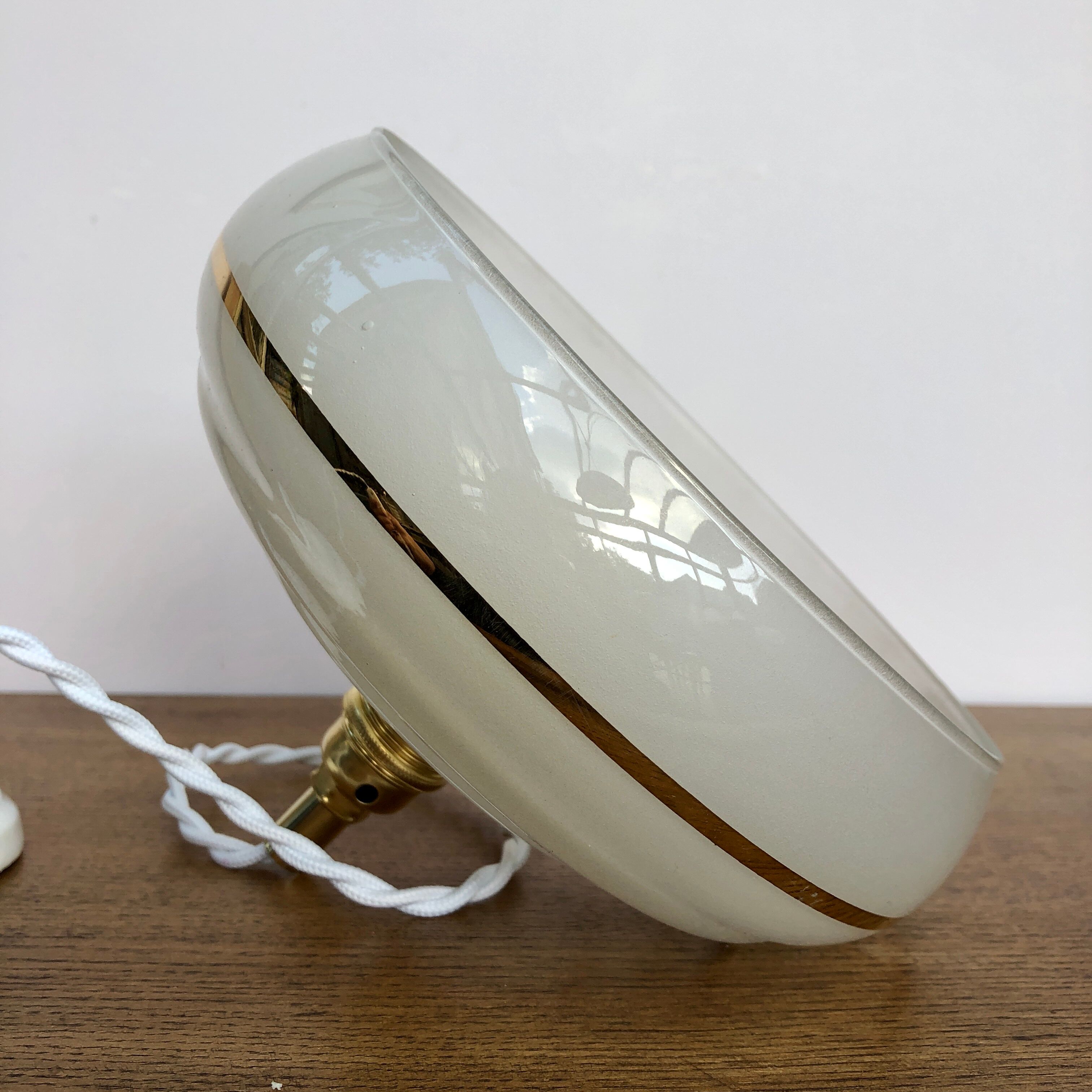 Vintage white and gold glass lampshade suspension