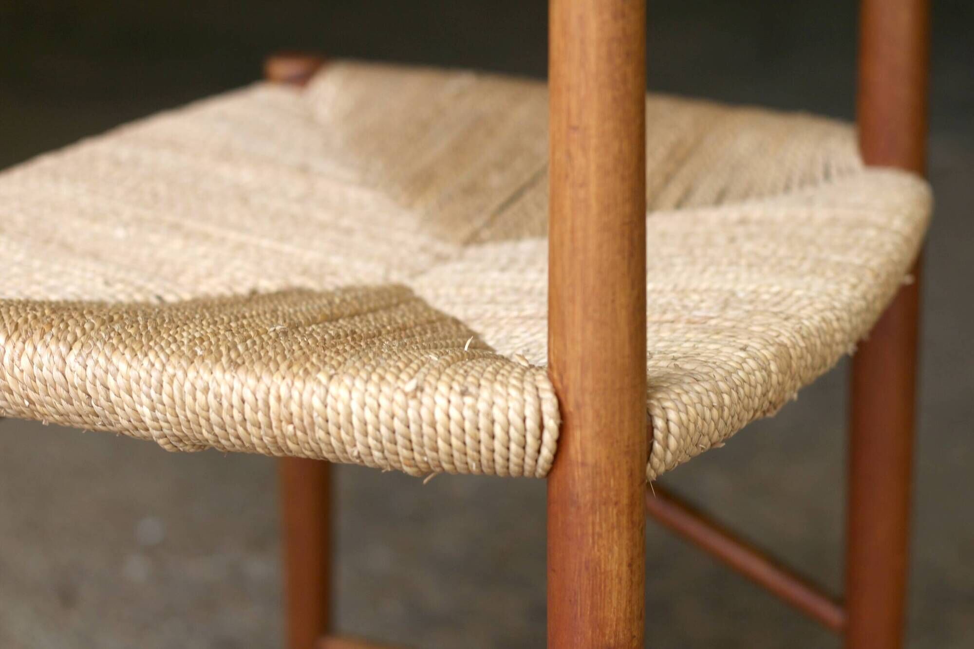 Succession LACOSTE : chaise scandinave par Peter Hvidt (1950s)