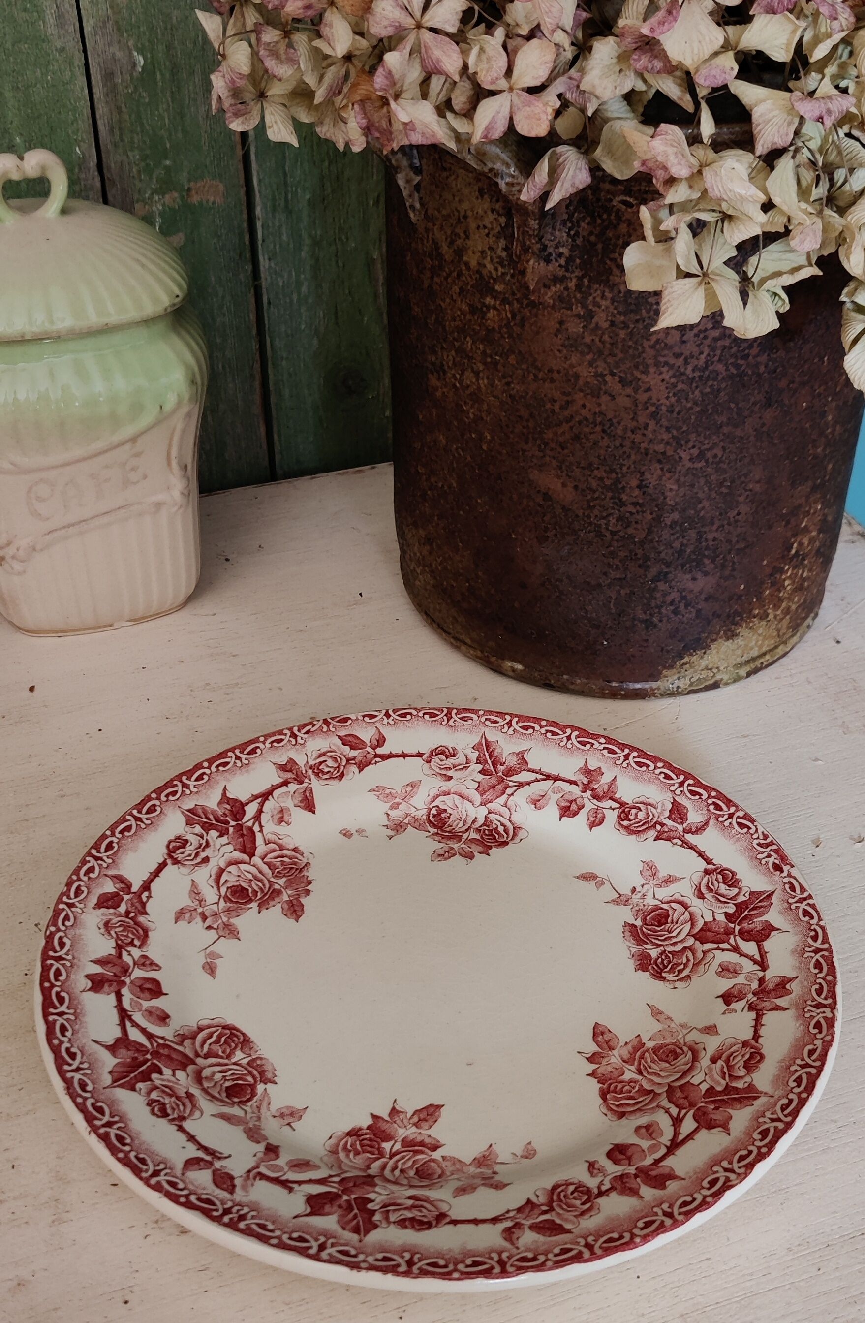 Dessert plate in iron earth