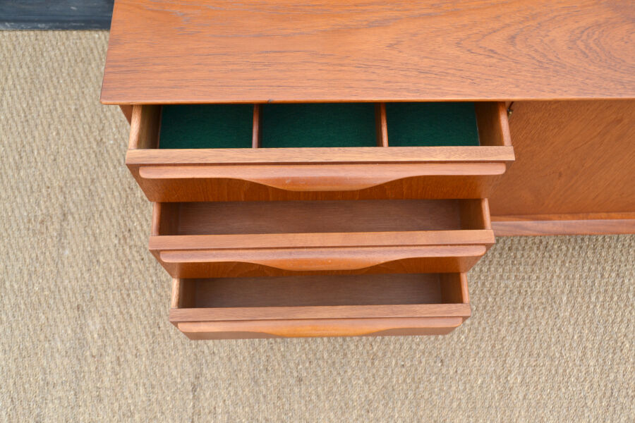 Enfilade by Jentique, "wave" handles * 183 cm