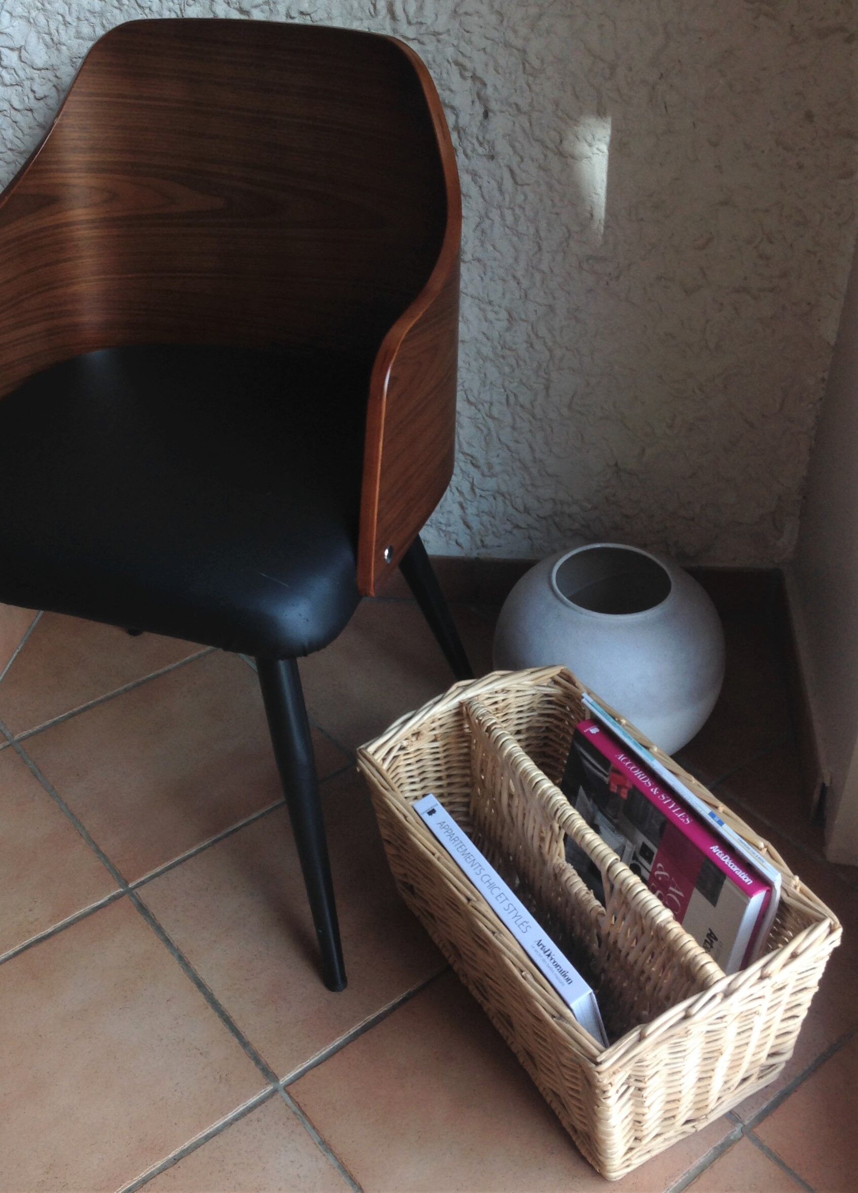 Wicker magazine holder / vintage 60s-70s