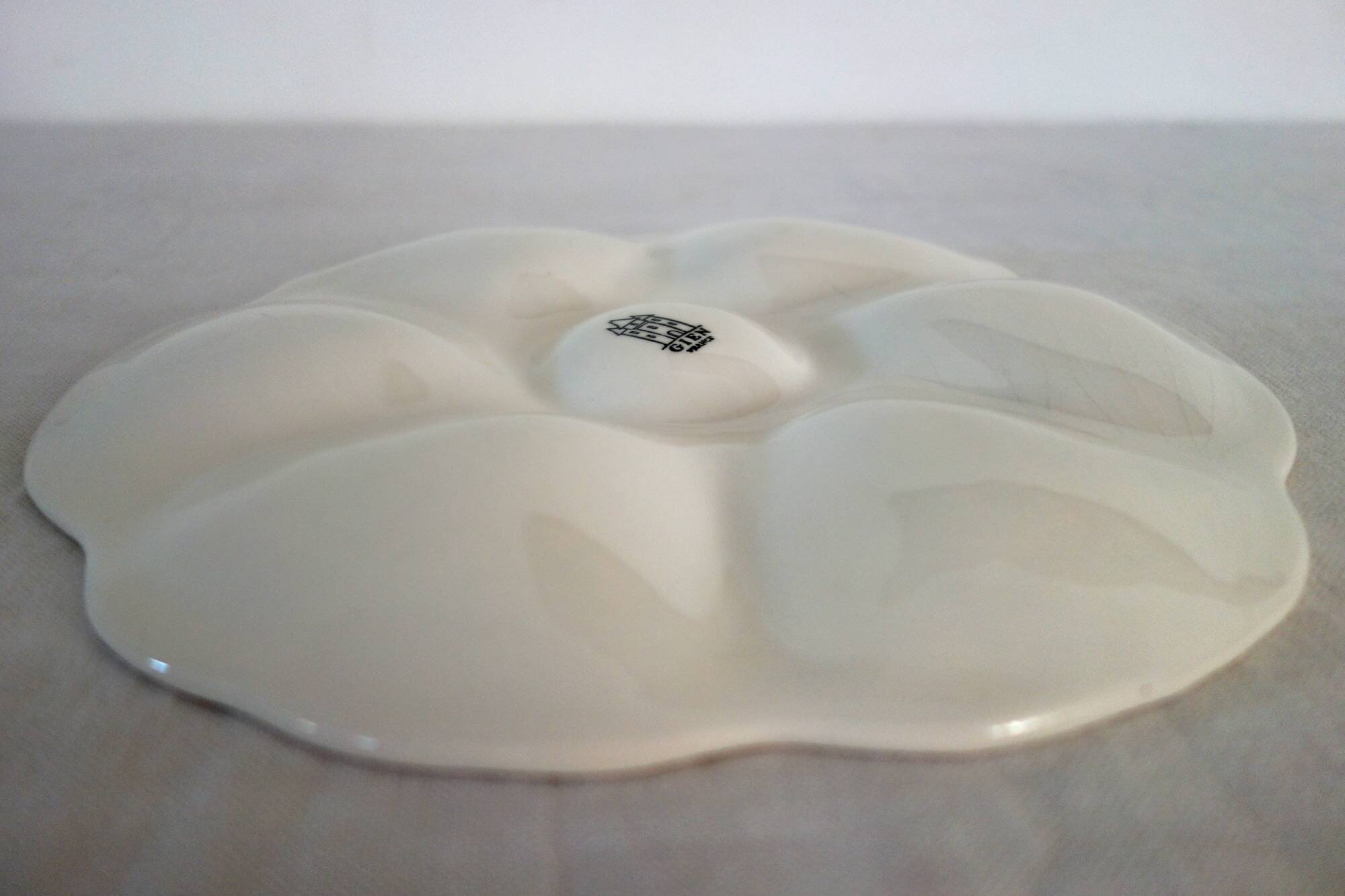 8 vintage Gien ceramic barbotine oyster plates