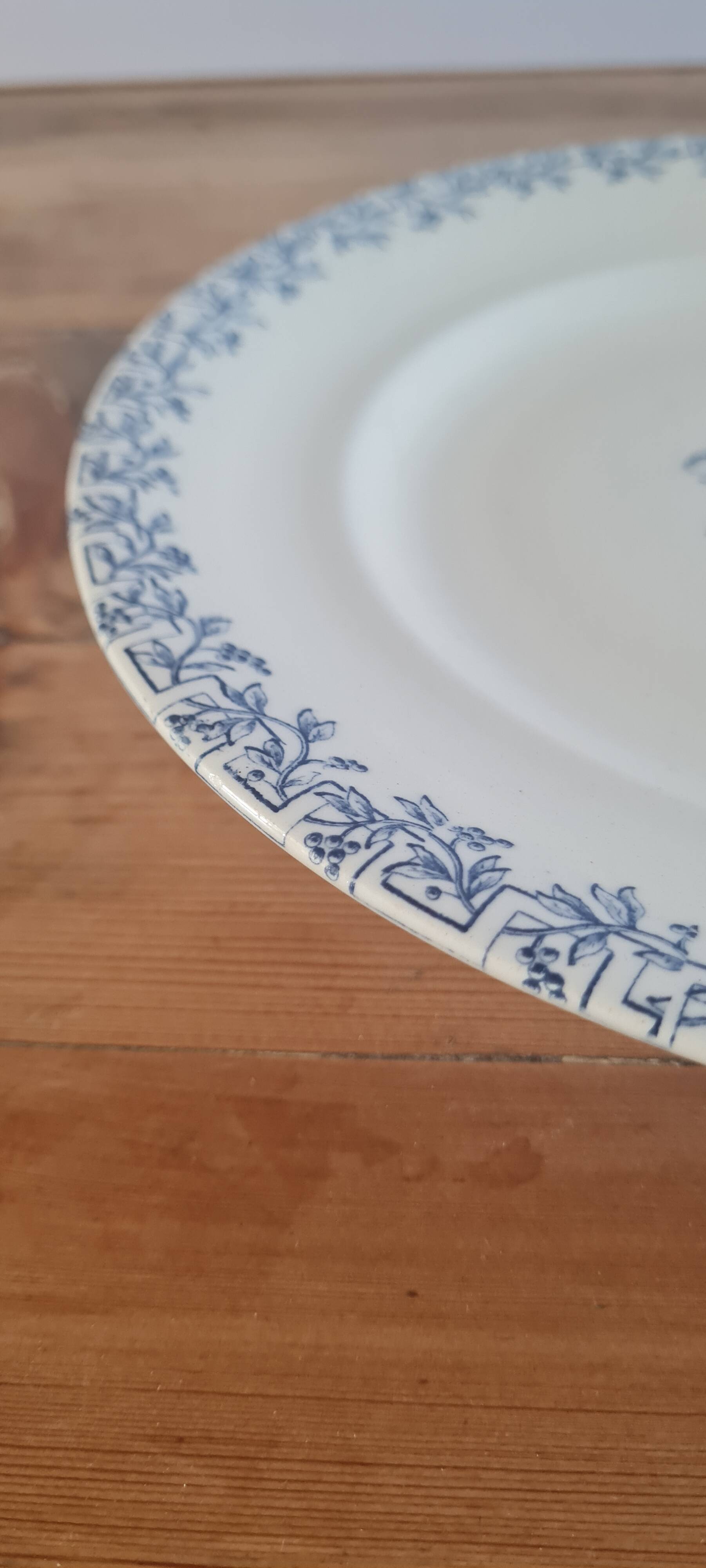 Flat serving compotier in iron earth