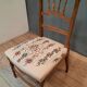 Chaise basse tapissée