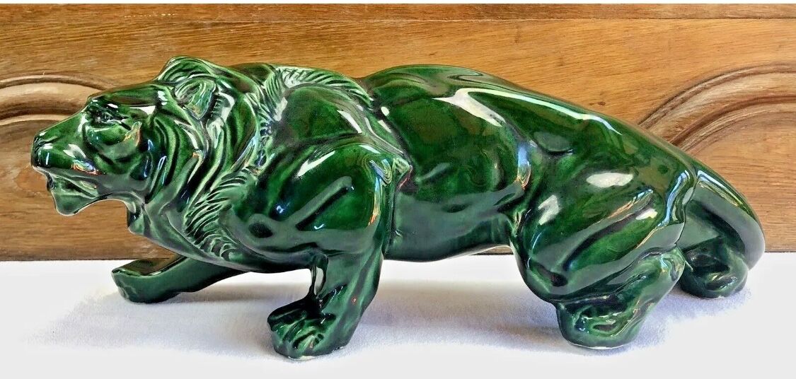 Art Deco lion statue 1930 cracked Saint Clement