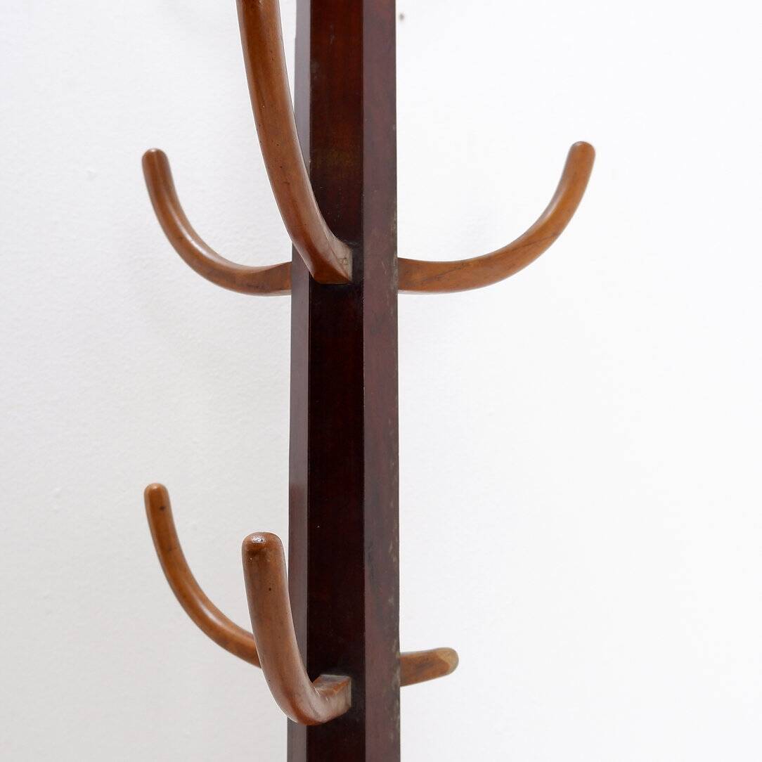 Porte-manteau ou chapeau vintage en bois sur trépied