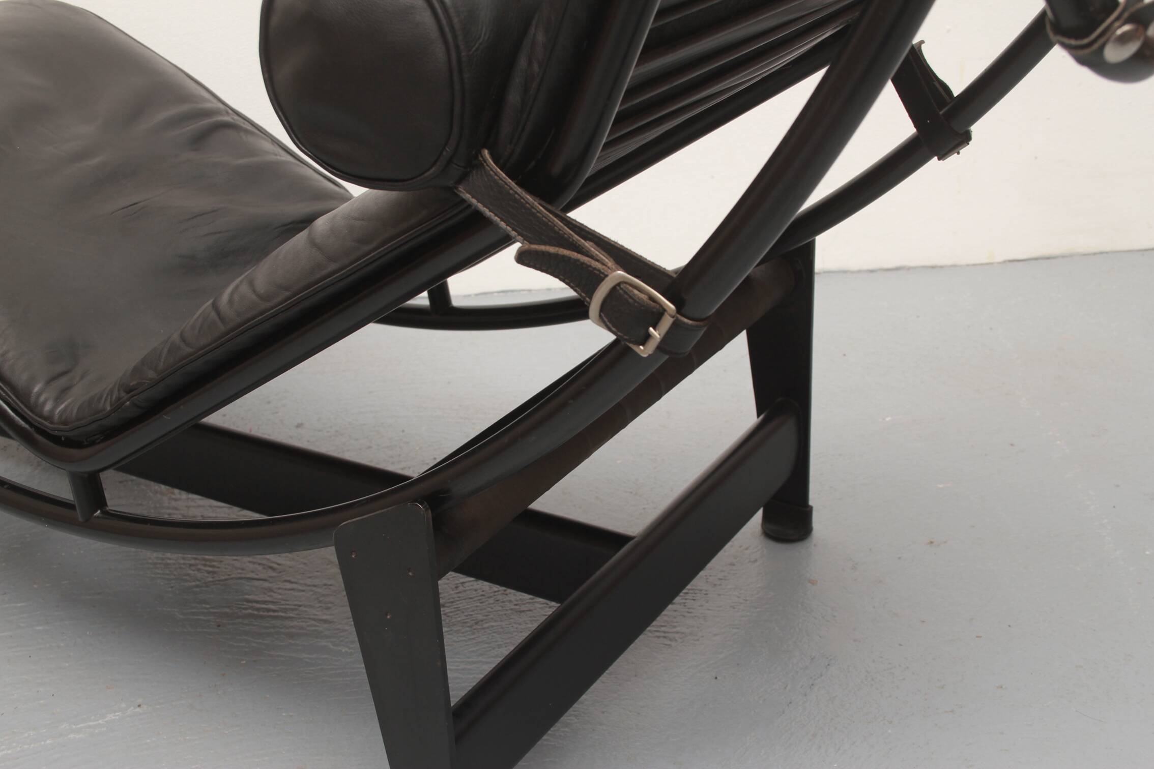 Chaise longue LC 4 Cassina Le Corbusier cuir noir
