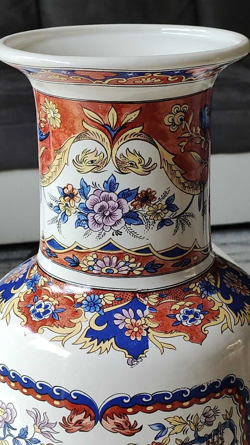Vase balustre motifs paons/floraux style imari, signé y.p. derevua