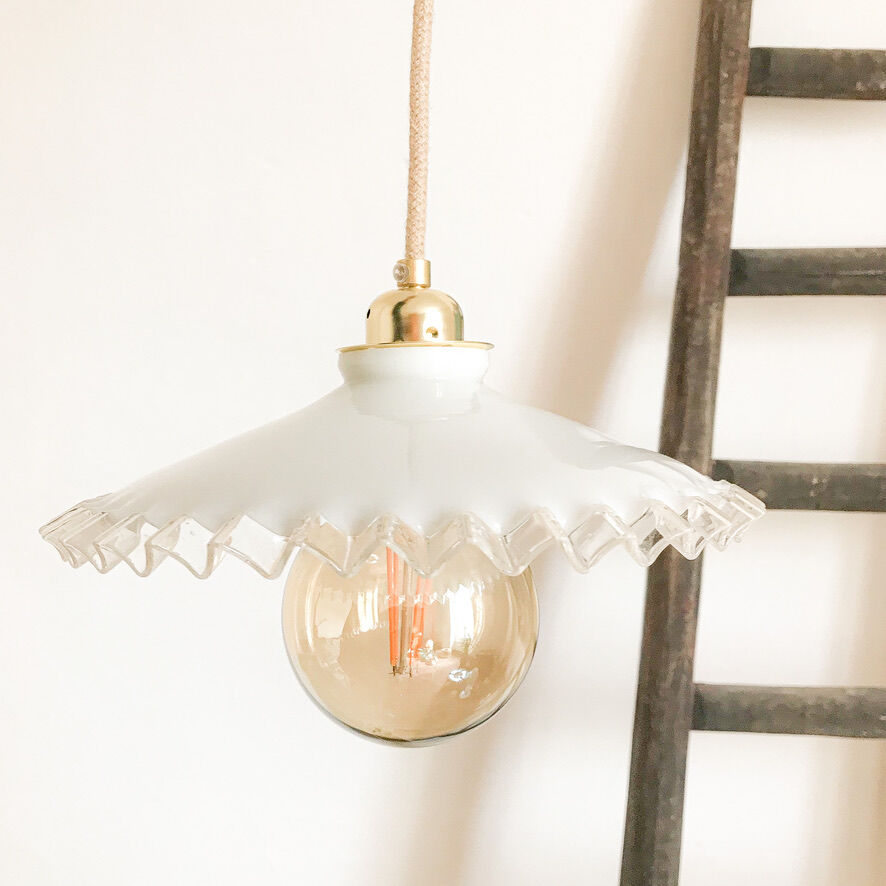 Opaline suspension with lace