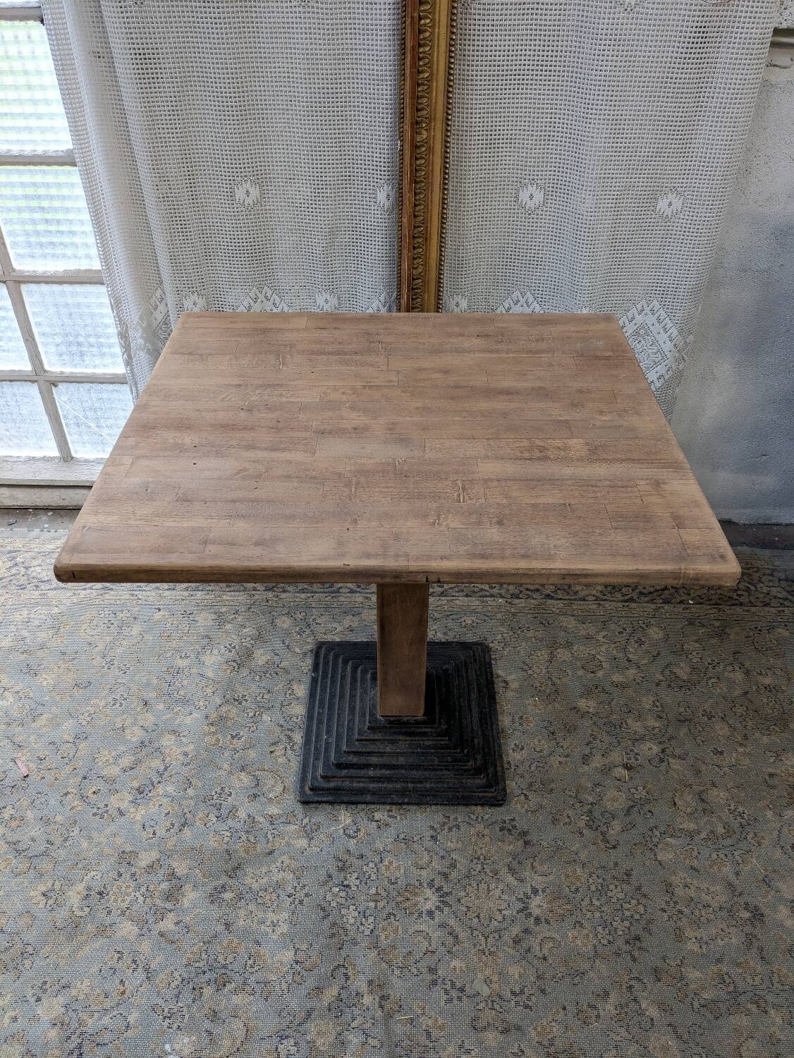 Bistro table in wood and metal