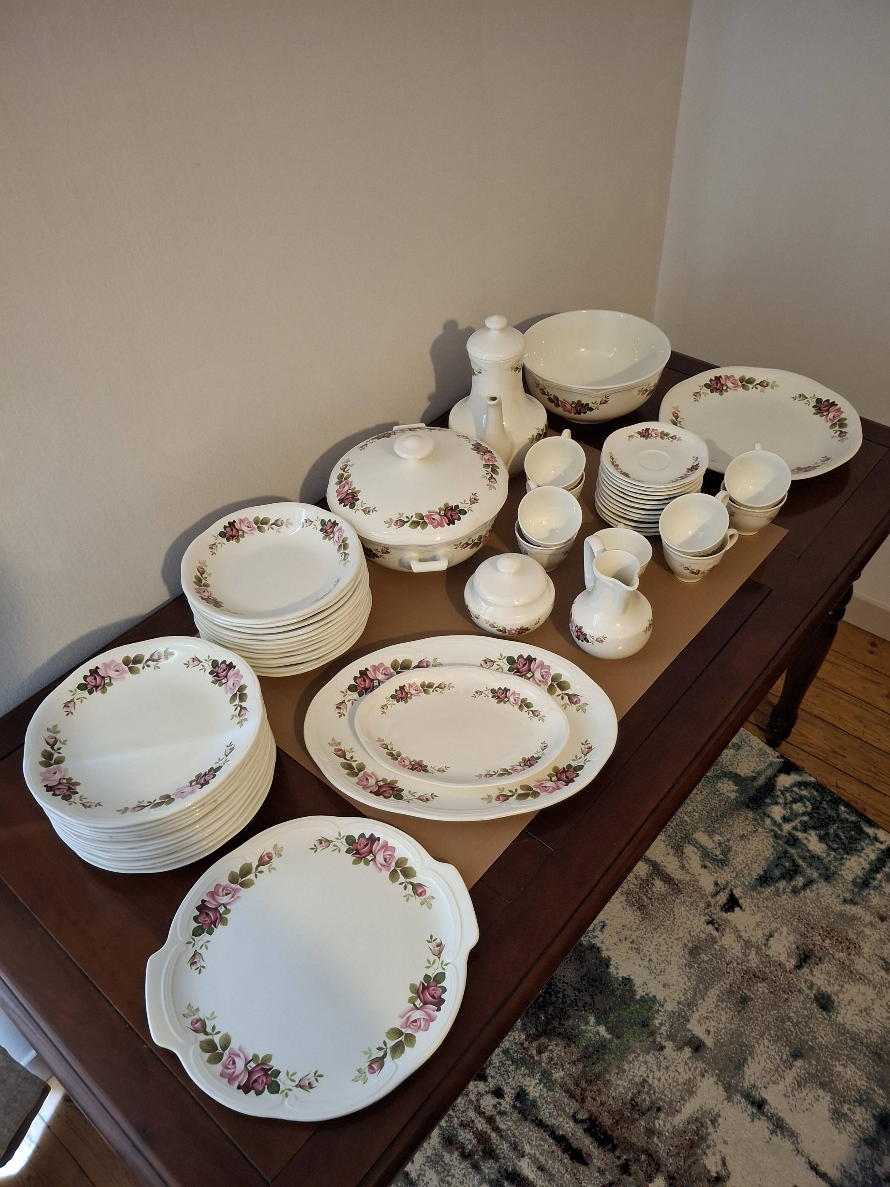 Vintage tableware service in Gien earthenware, "Champs" model with roses – An
