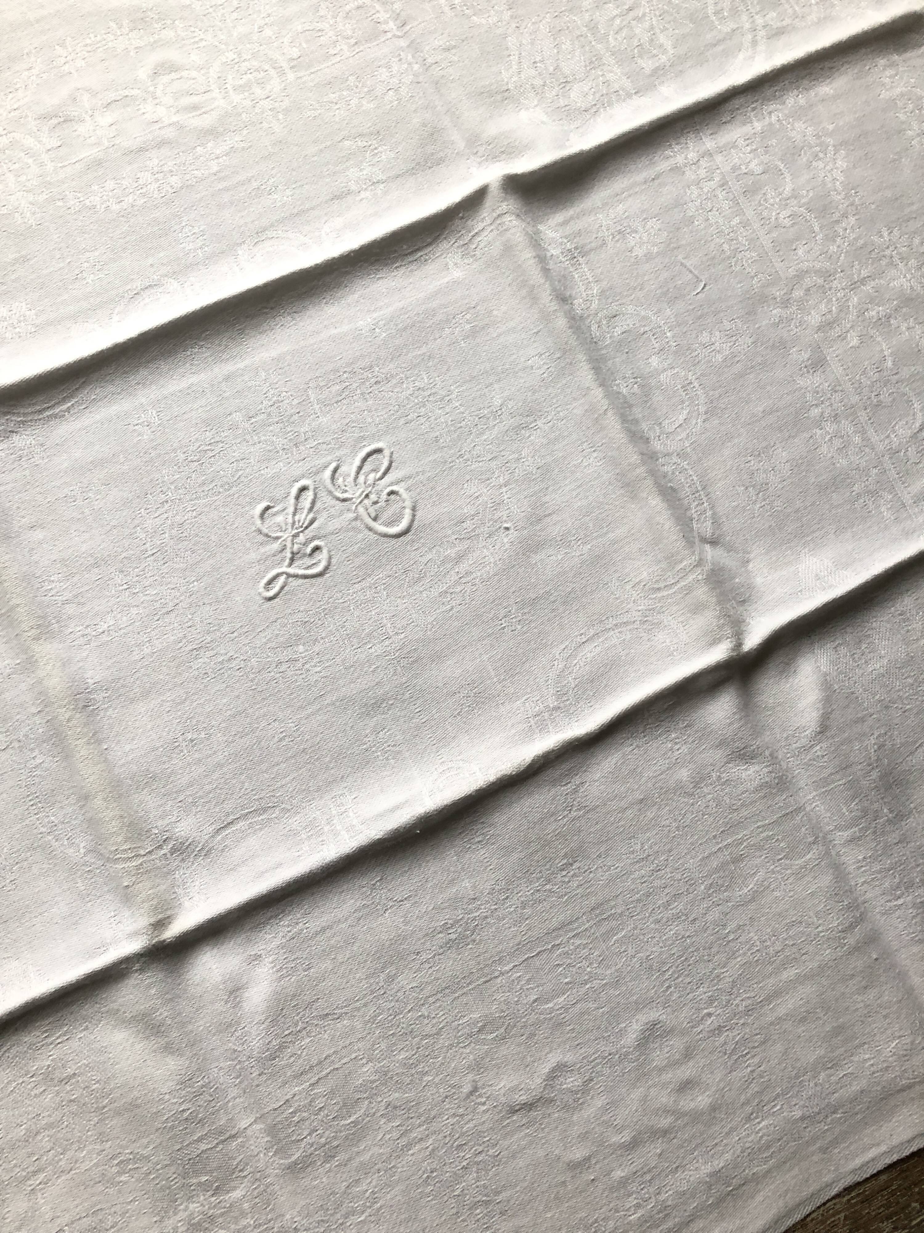 9 monogram napkins "L.C"