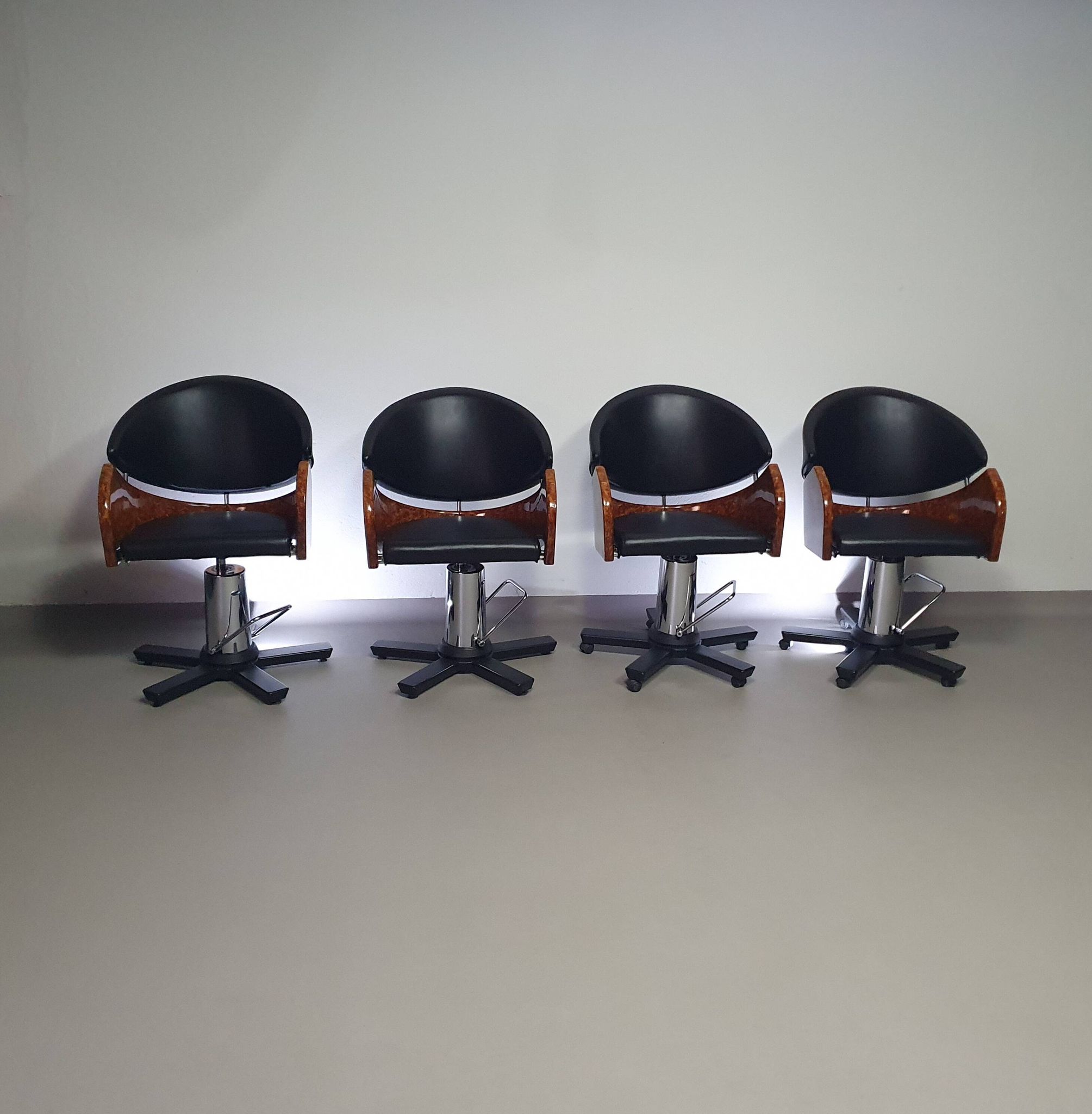 4 chaises de barbier italiennes des années 80, réglables en hauteur