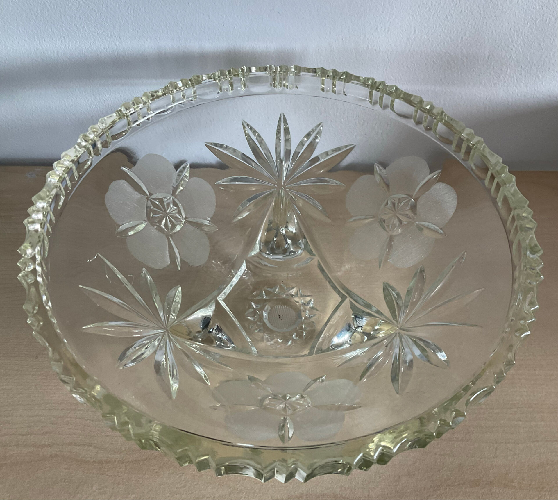 Art Deco tripod bowl in engraved glass