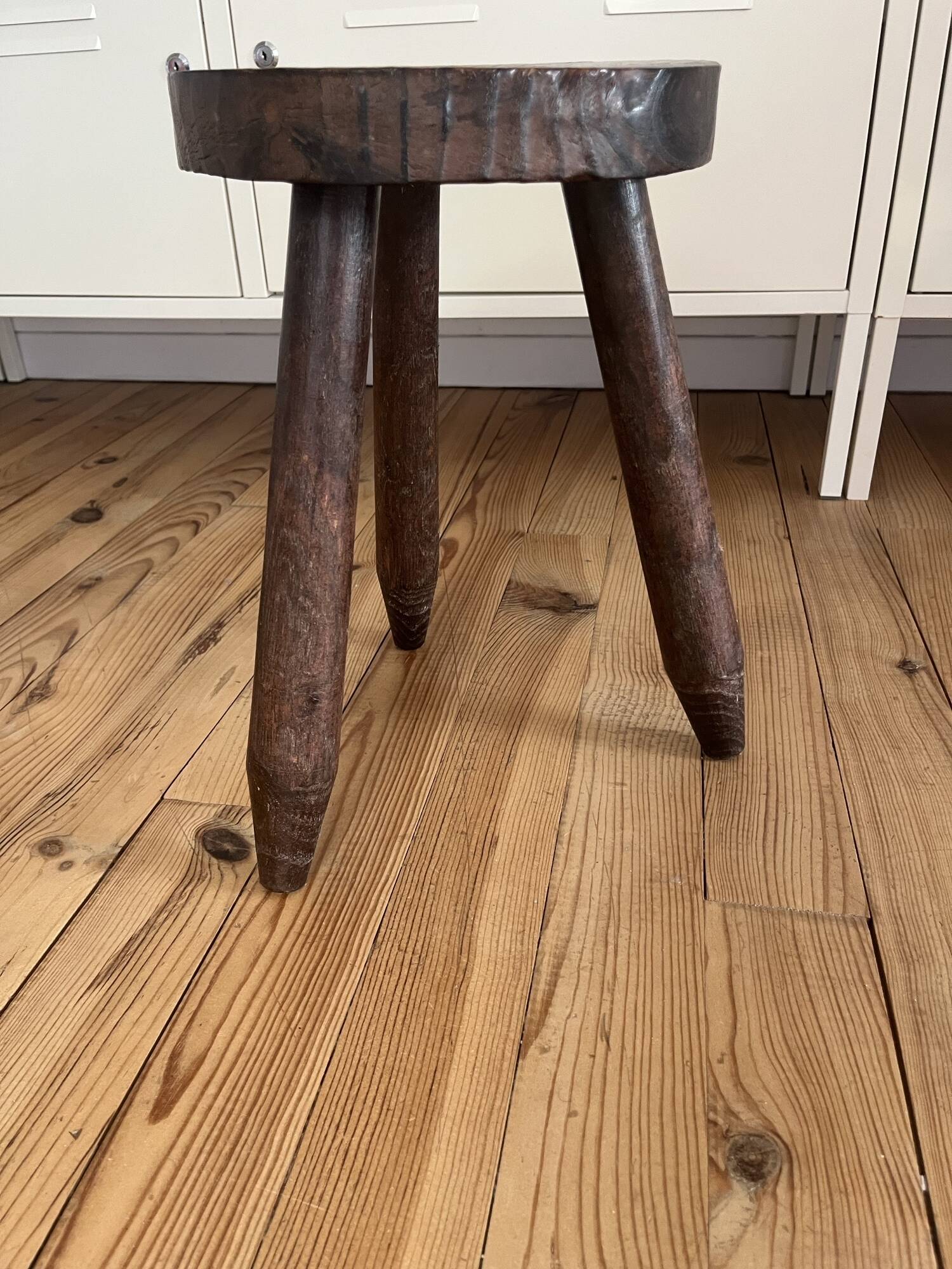 Tabouret de traite tripode en bois Selency — free download
