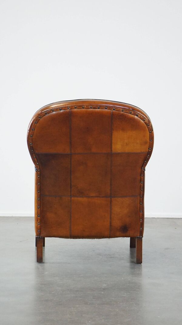 Fauteuil en cuir de mouton marron et clous de tapissier
