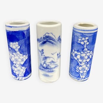 Trio, vases rouleaux chinois, trio de vases, émaux bleus, décor floral, fleurs prunier Gu, Chine