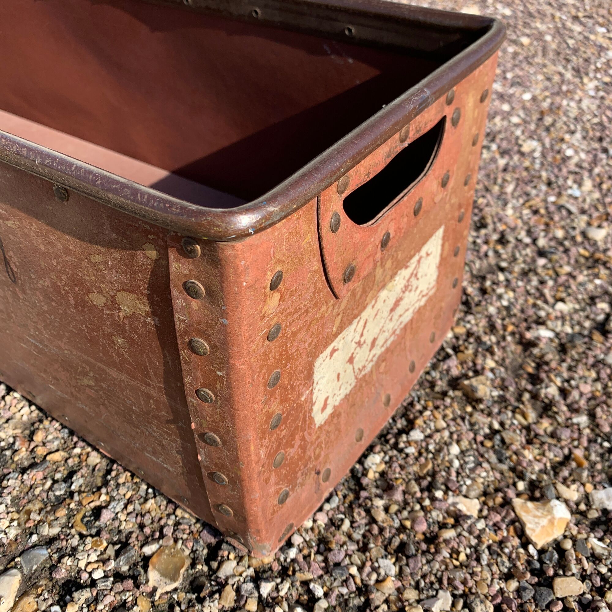 Industrial box made of boiled cardboard and Rivet Suroy France