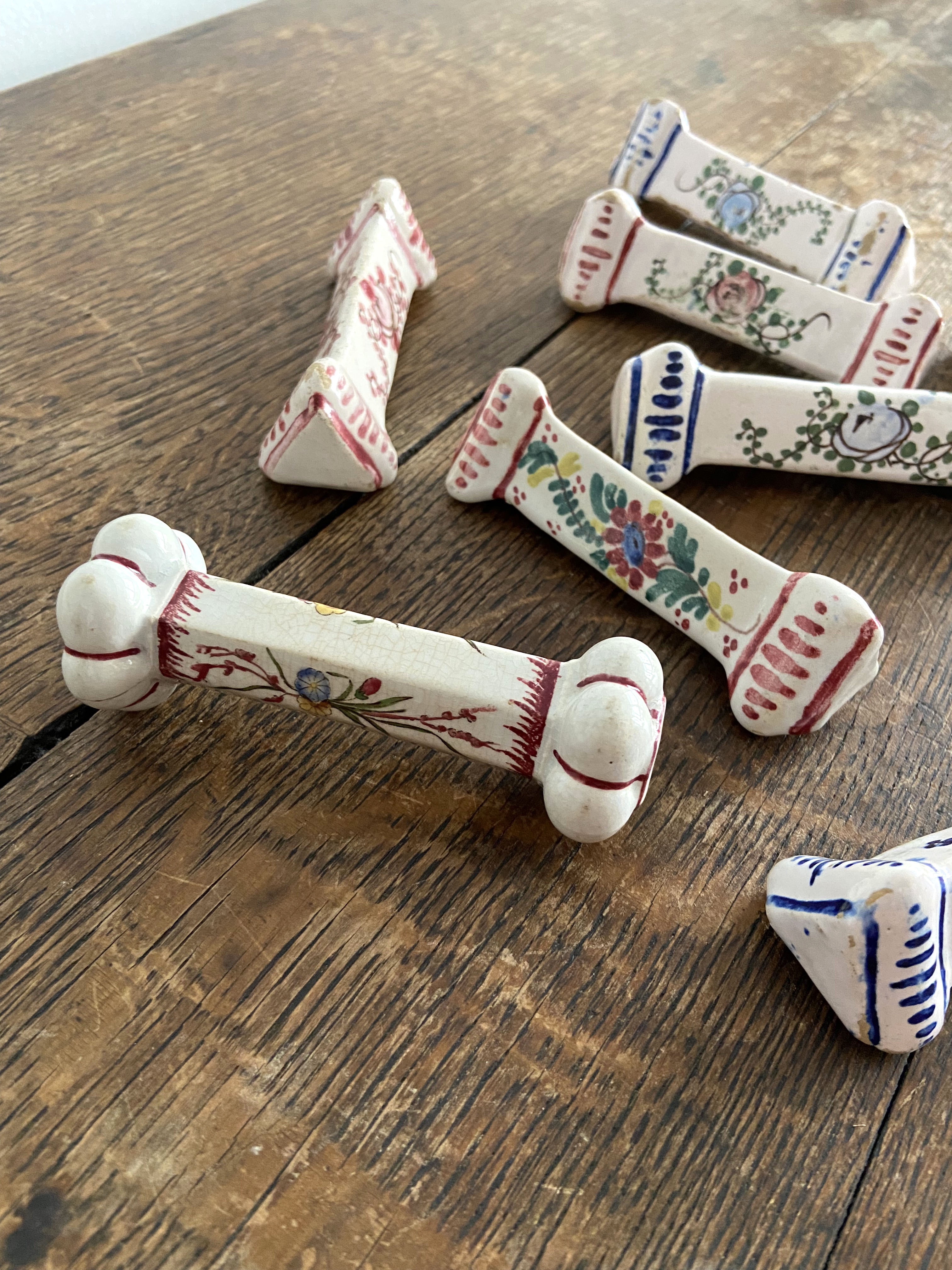 Set de 8 portes couteaux en faïence peinte
