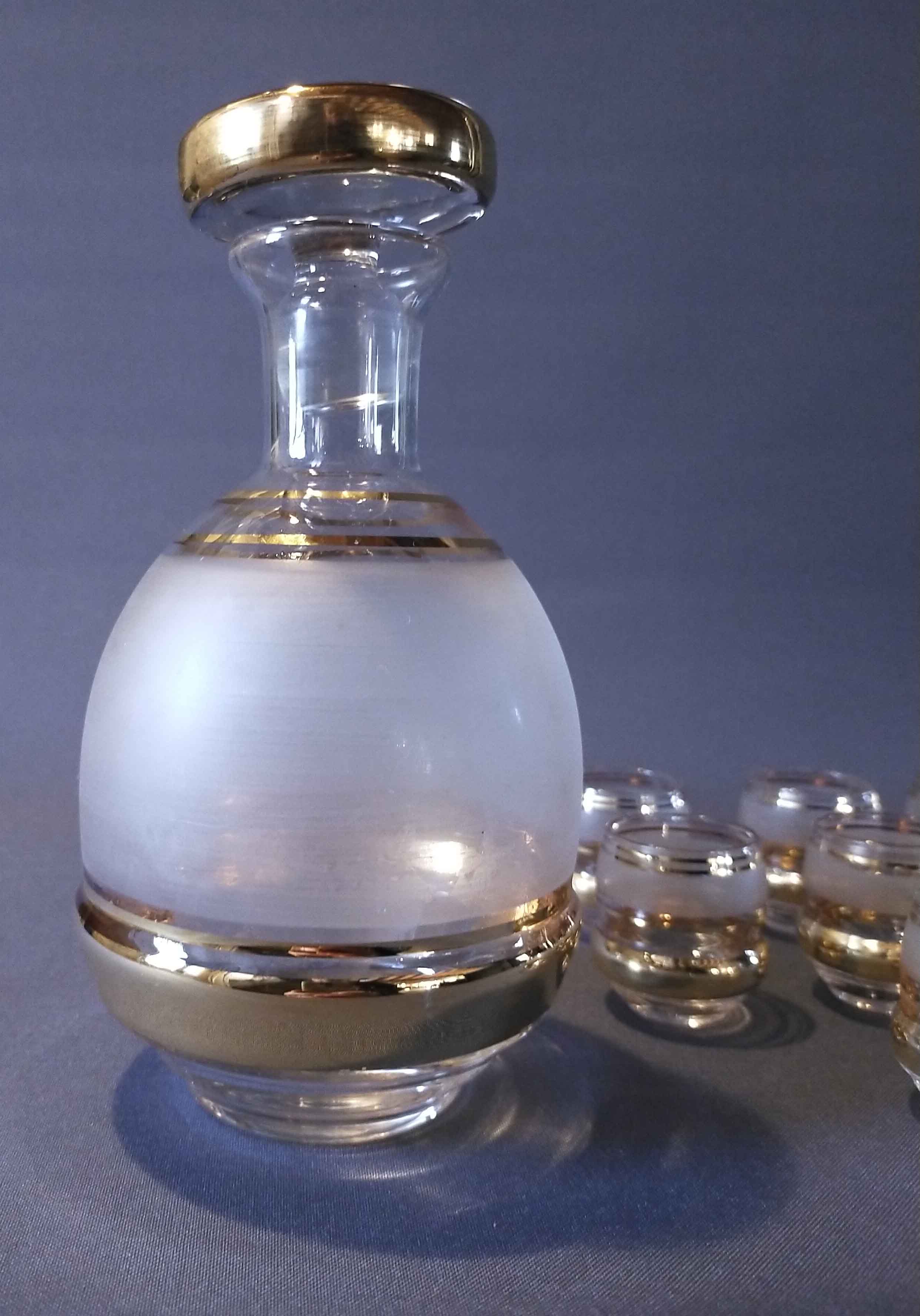 Liquor decanter and its 7 glasses