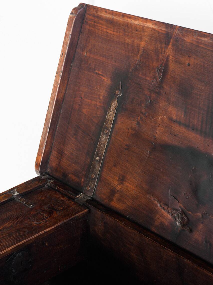 Catalan wedding chest from the 17th or early 18th century, in walnut. Restored.