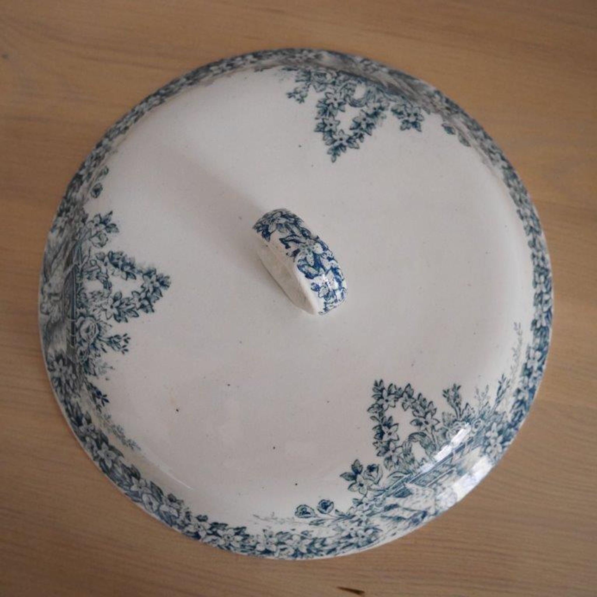 Soup or vegetable bowl St Amand iron earth model "dovecote"