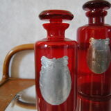 Ensemble de flacon pour salle de bain verre rouge et étain mid-century