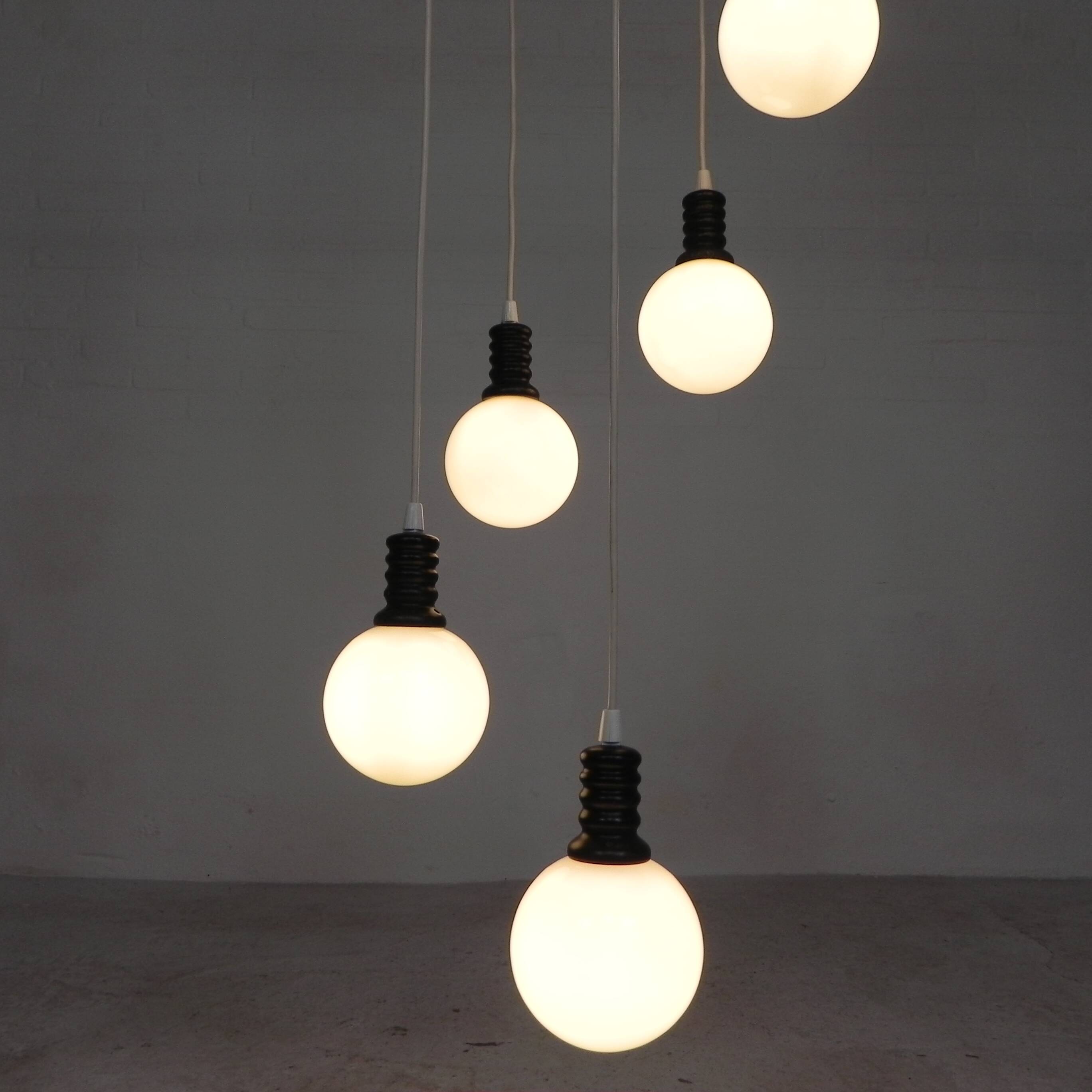 Lampe suspendue Cascade avec 5 boules en verre blanc, années 70
