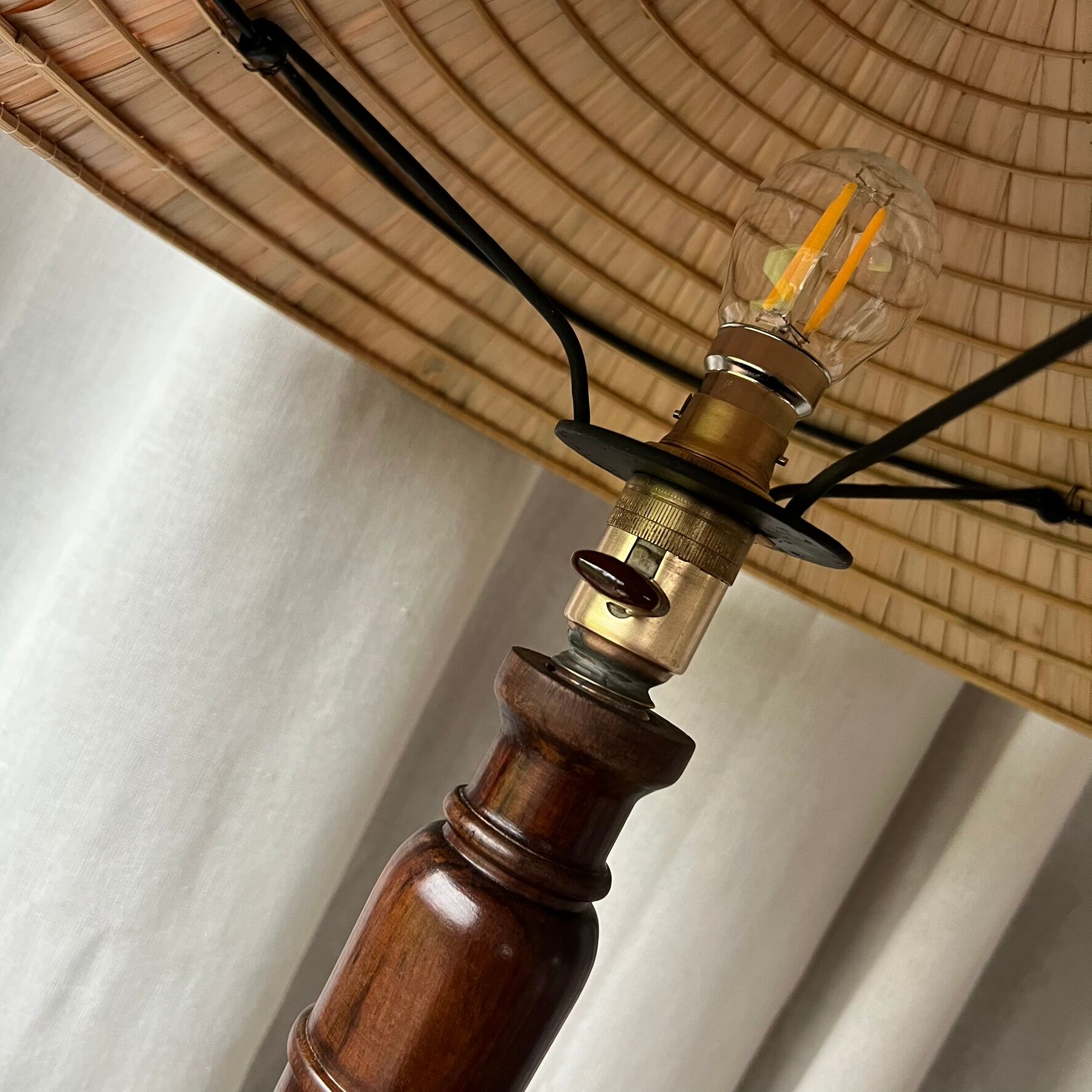 Large mahogany lamp with straw shade – "travel" spirit
