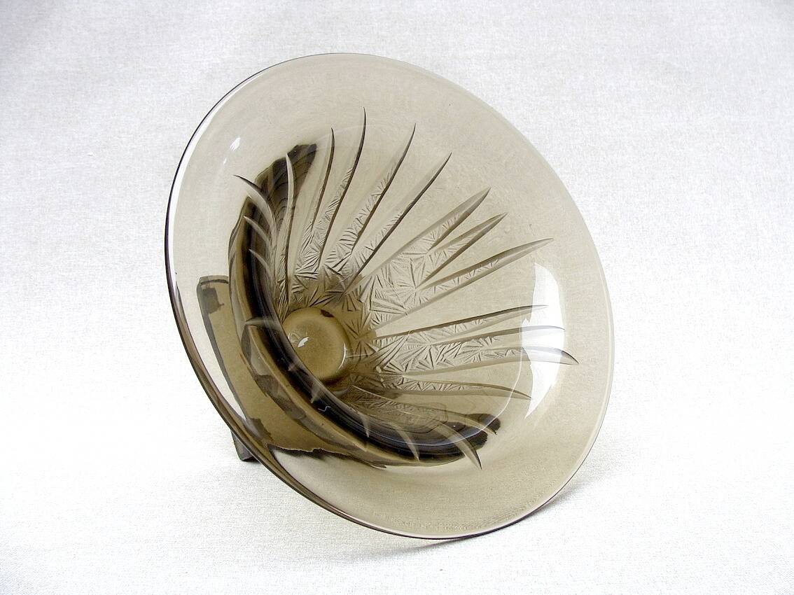 Coupe Art Déco en verre fumé à motifs géométriques