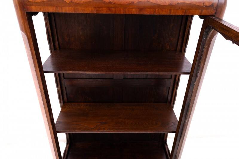 Small antique French display cabinet from around 1910. After renovation.