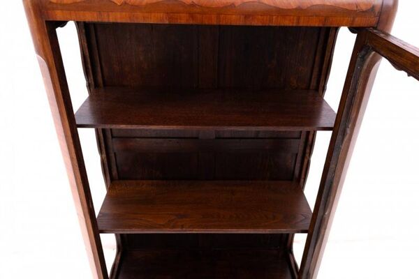 Petite vitrine ancienne française datant d'environ 1910. Après restauration.