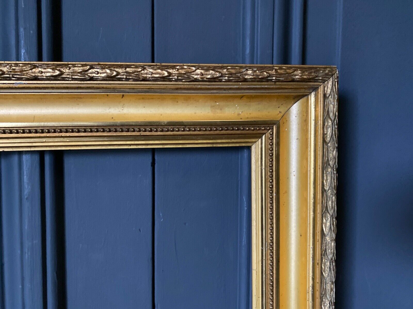 Gild frame nineteenth stucco decor of rinceaux